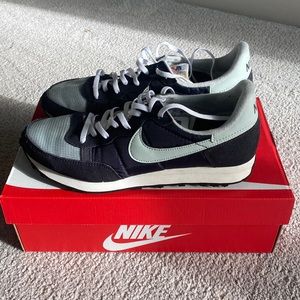 Nike challenger sneakers size 8.5 Mens color Noir/Light Sliver